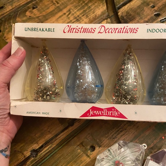 Vintage Set of 6 Jewelbrite Plastic Christmas Tree & Poinsettia Ornaments - Picture 3 of 10